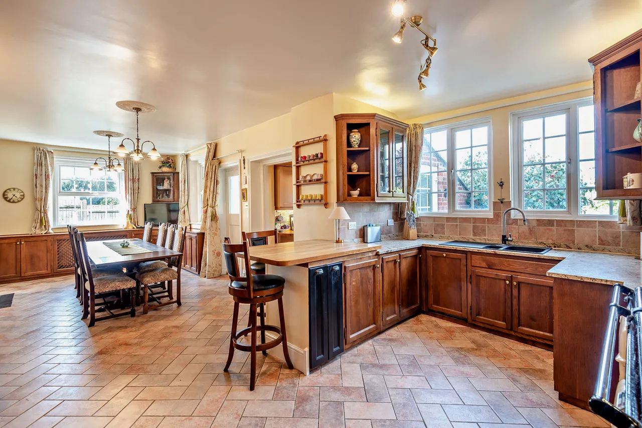 London Road, Bagshot, GU19, photo 5