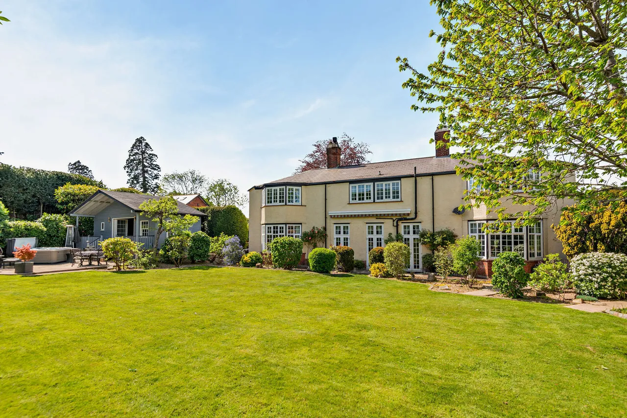 London Road, Bagshot, GU19, photo 3