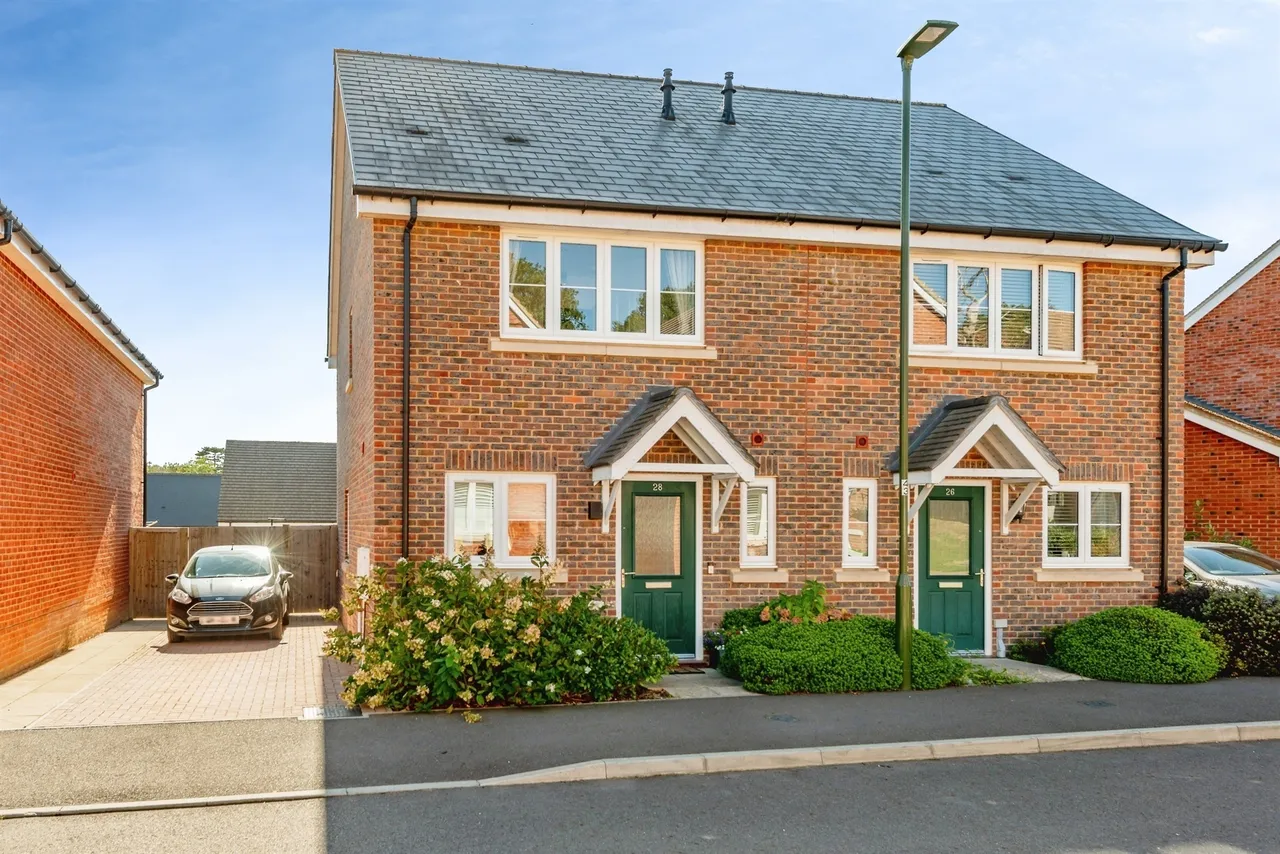 2 bed house for sale, Pullman Avenue, Haywards Heath, RH16