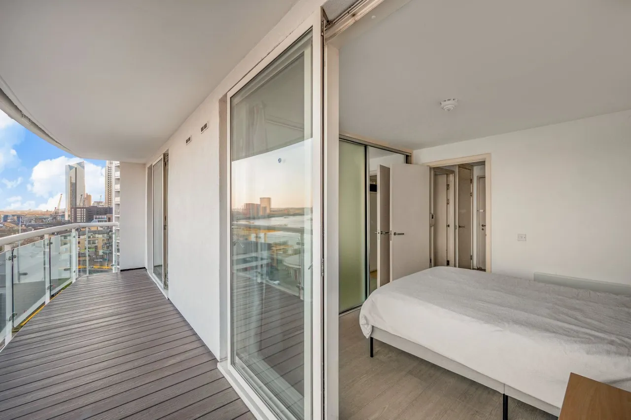 1 bed flat for sale, Blackwall Way, London, E14