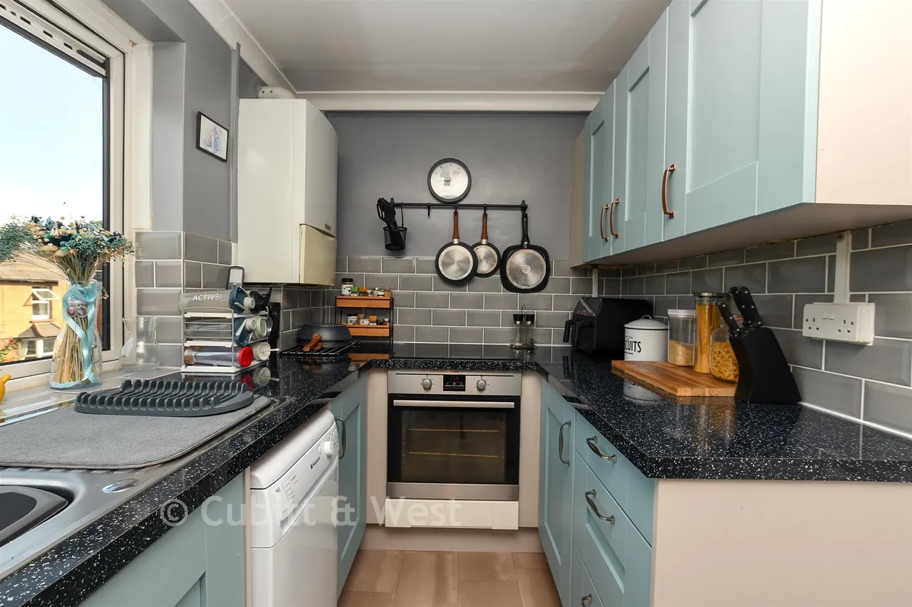 Holmesdale Road, North Holmwood, RH5, photo 8