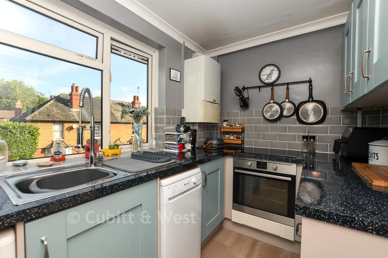 Holmesdale Road, North Holmwood, RH5, photo 7