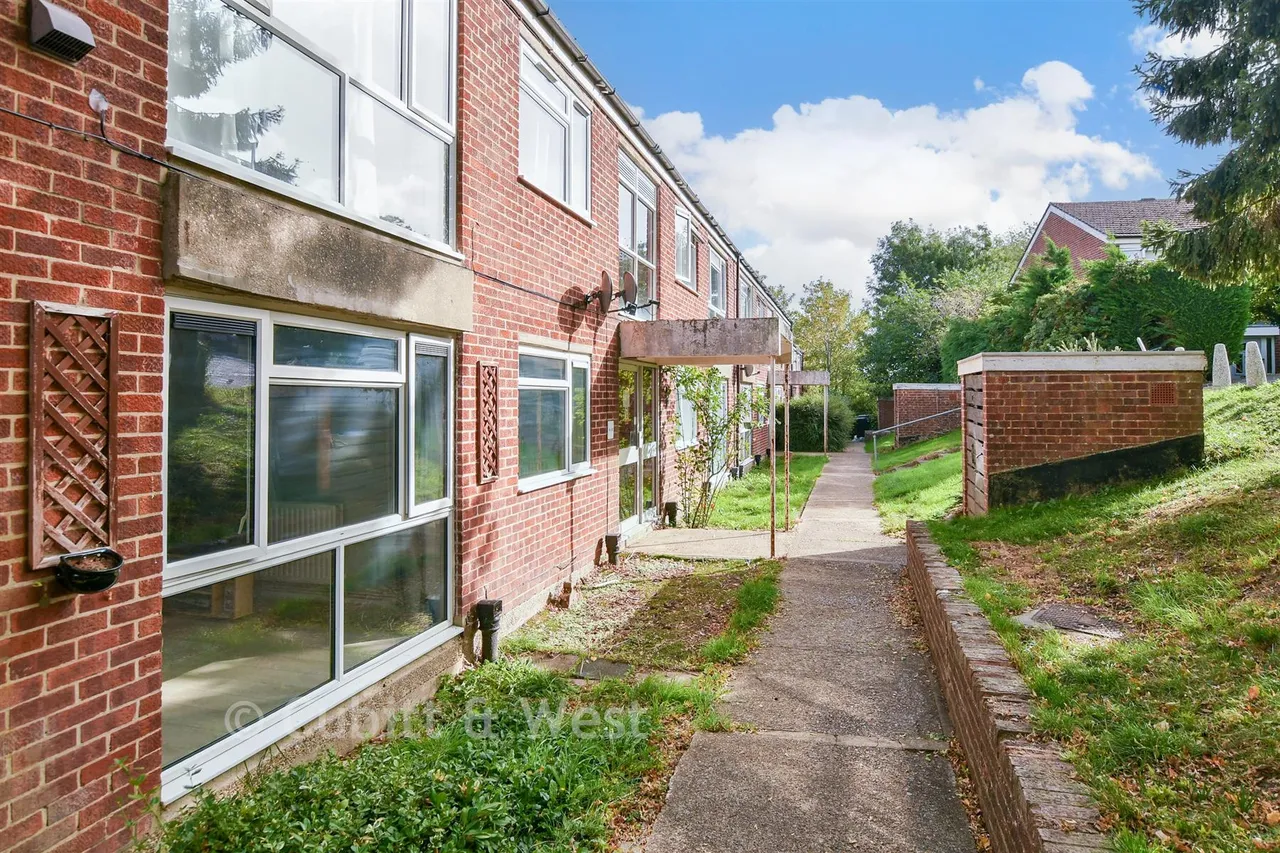 Holmesdale Road, North Holmwood, RH5, photo 12