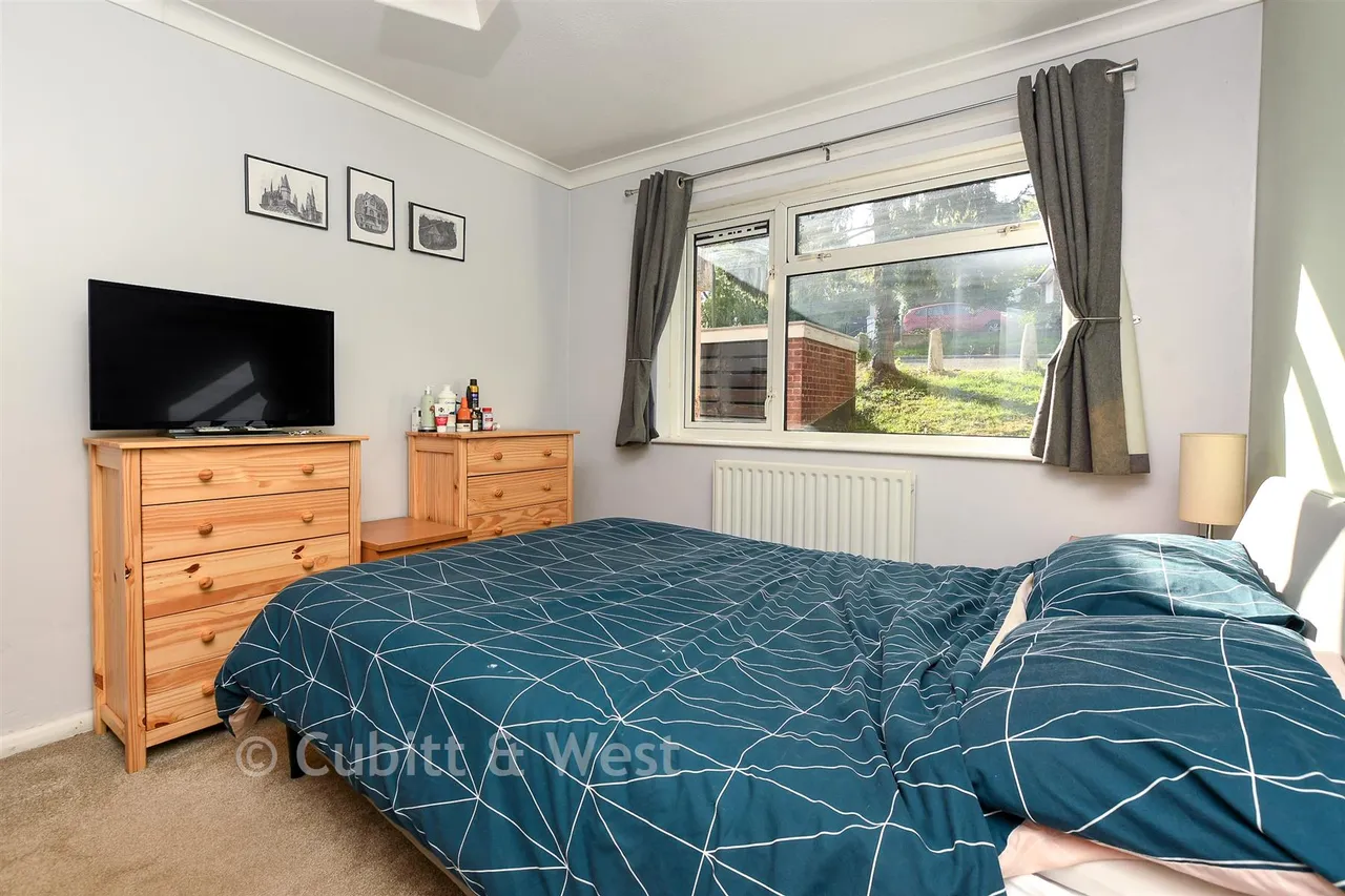 Holmesdale Road, North Holmwood, RH5, photo 4