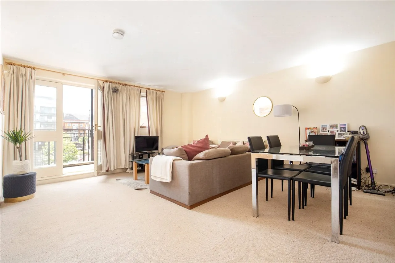 2 bed flat to rent — River House, 16 Northfields, London, SW18
