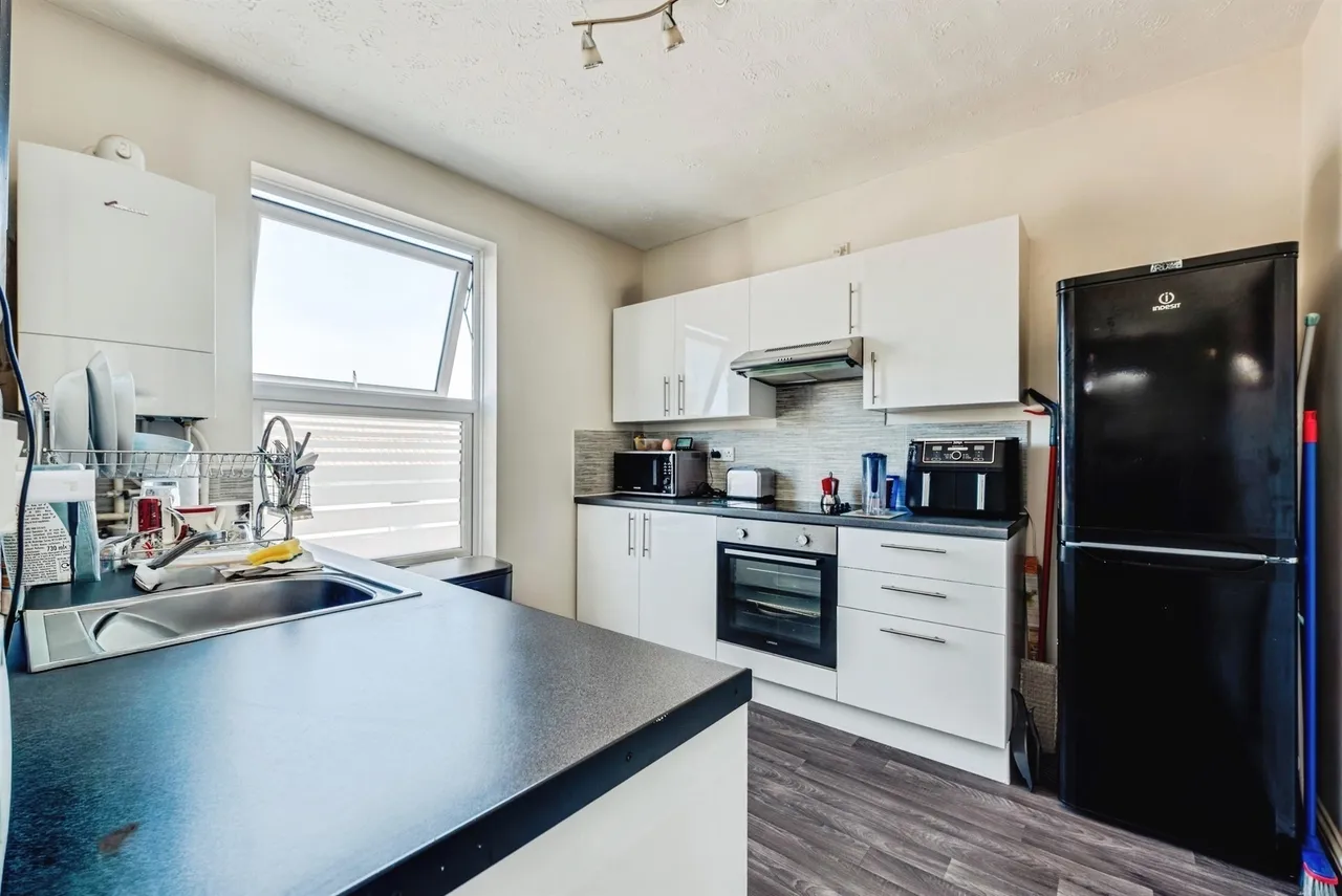 Cross Street, Swindon, SN1, photo 6