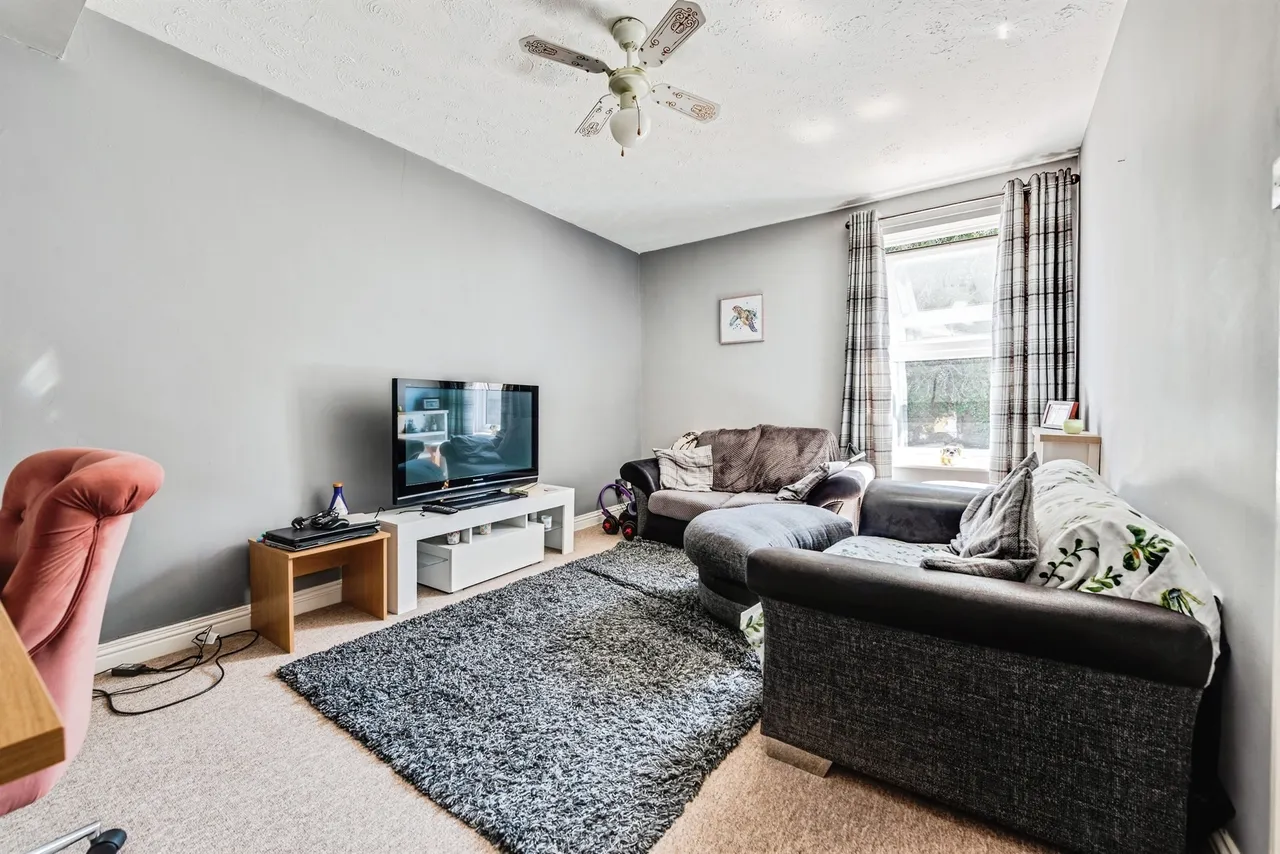 Cross Street, Swindon, SN1, photo 9