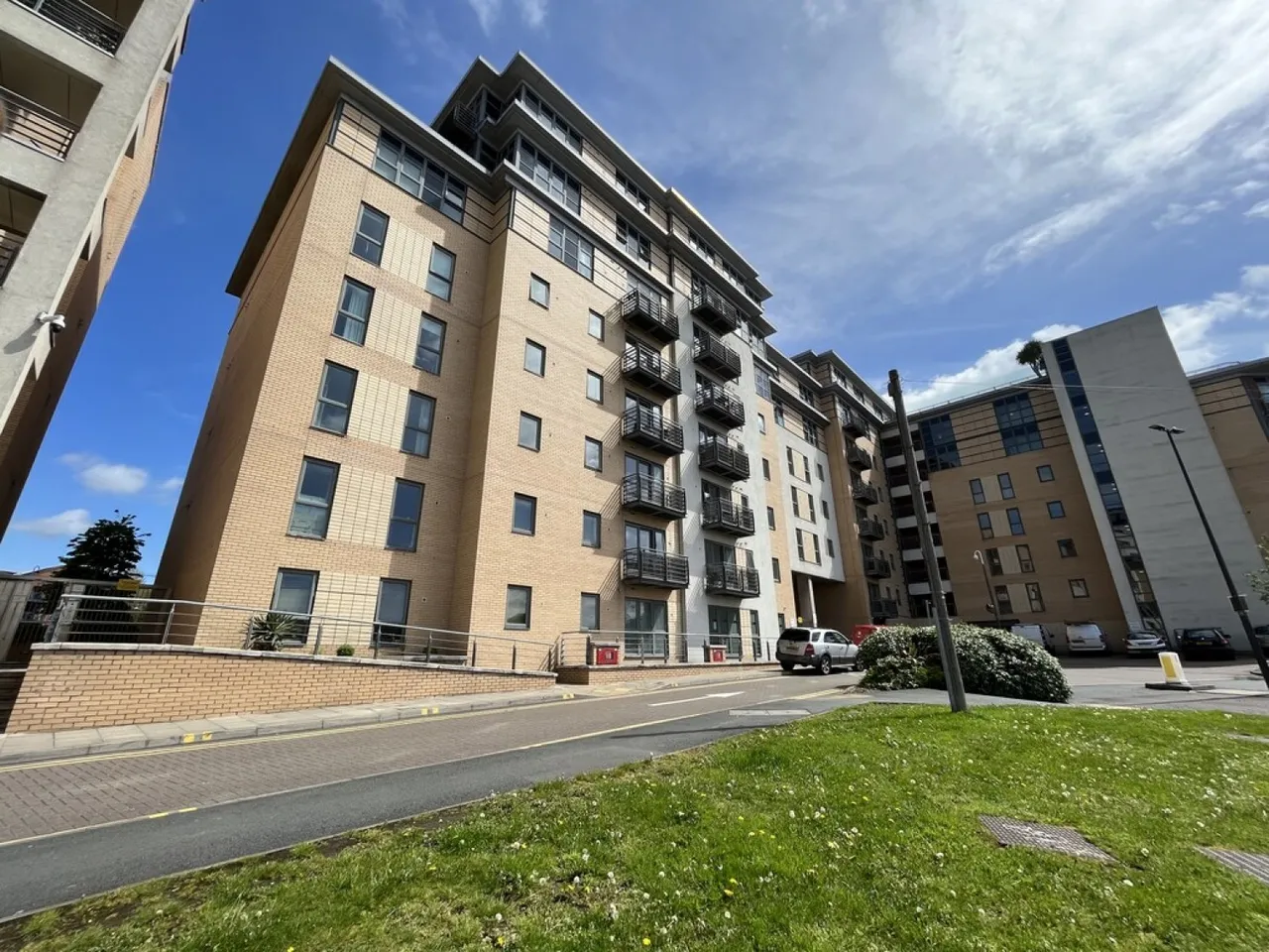 2 bed flat to rent, Bowman Lane, LS10