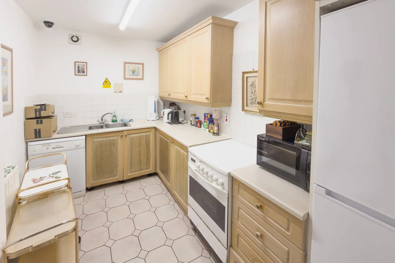 Eaton Court, Edgwareway, HA8, photo 12