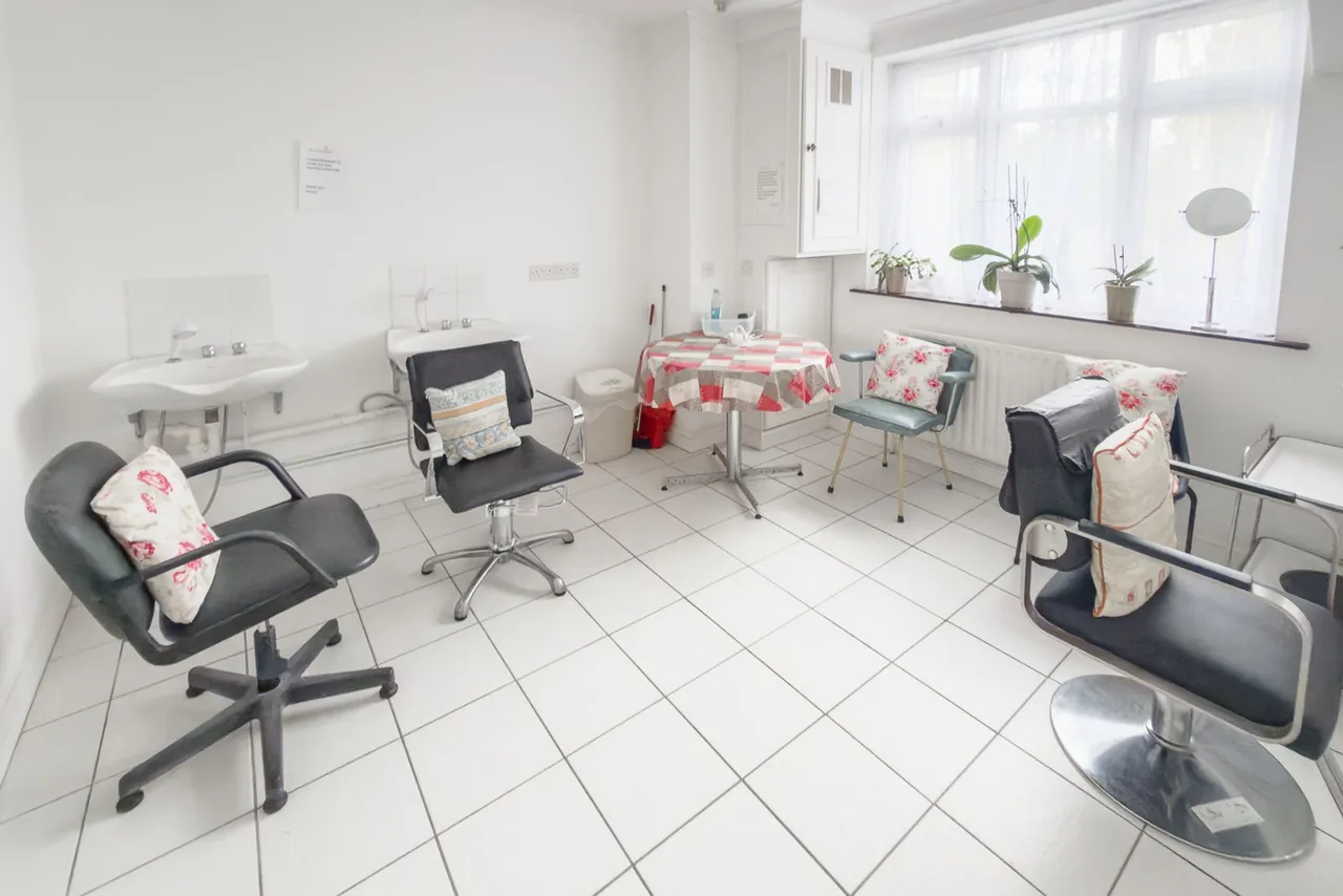 Eaton Court, Edgwareway, HA8, photo 11