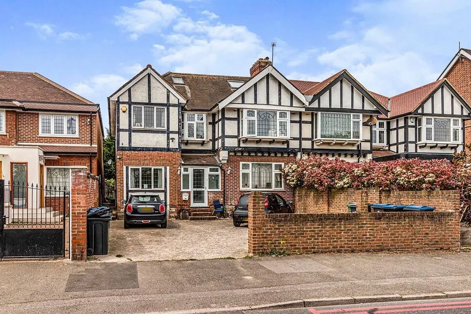 3 bed house to rent — Robin Hood Way, London, SW15