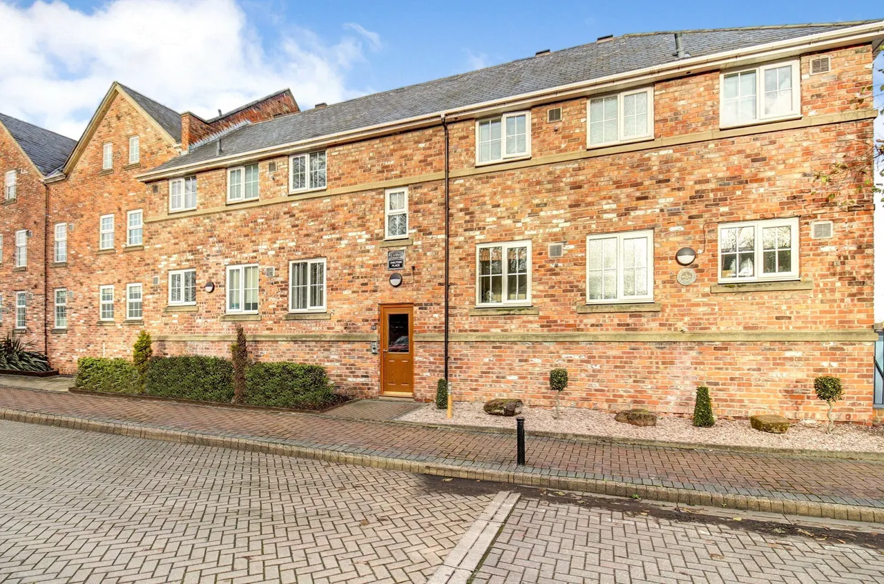 2 bed flat for sale, Chiltern Place, Raddle Wharf, CH65