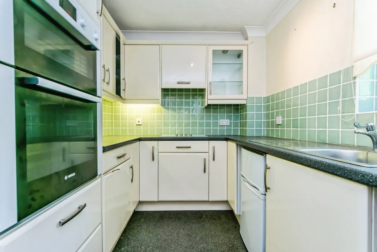 Hillcroft Court, Chaldon Road, Caterham, Surrey, CR3, photo 8