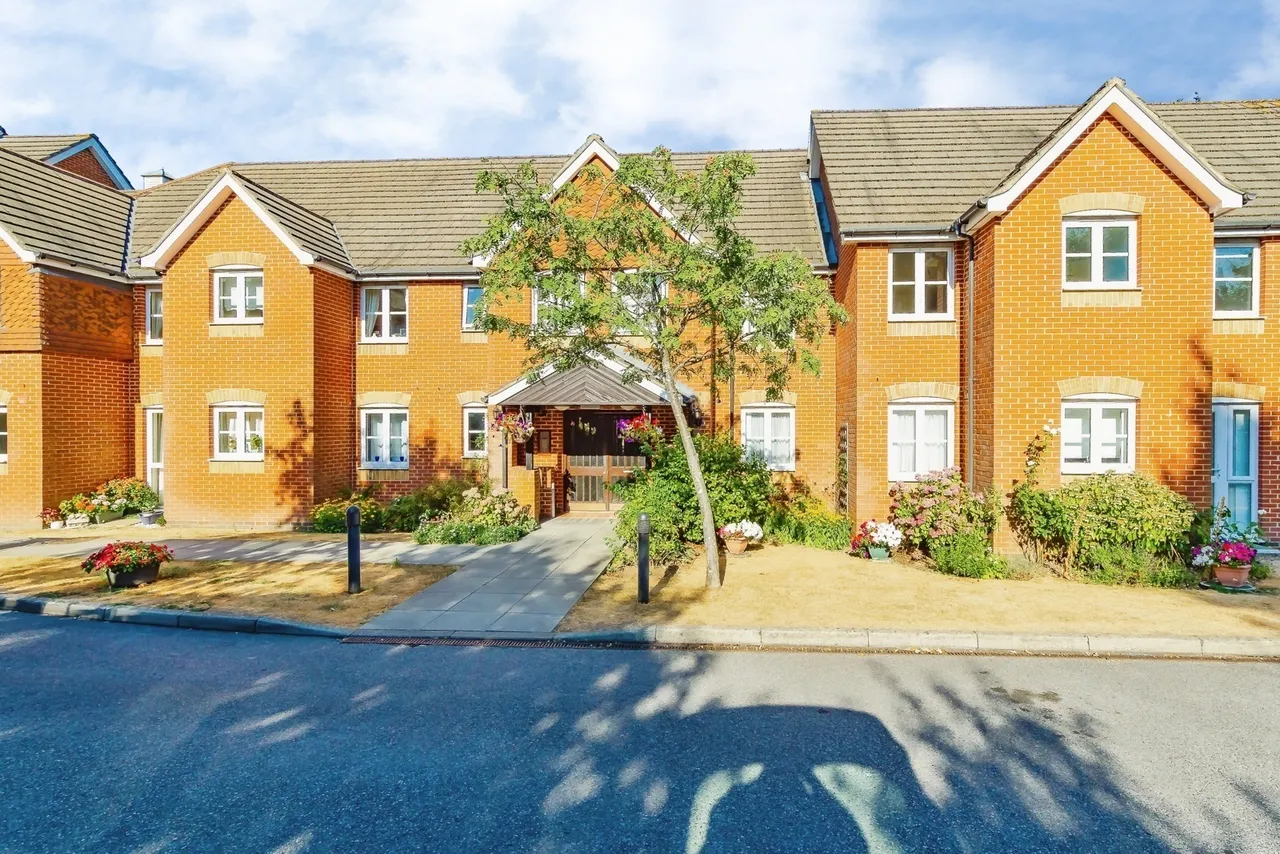 1 bed flat for sale — Hillcroft Court, Chaldon Road, Caterham, Surrey, CR3