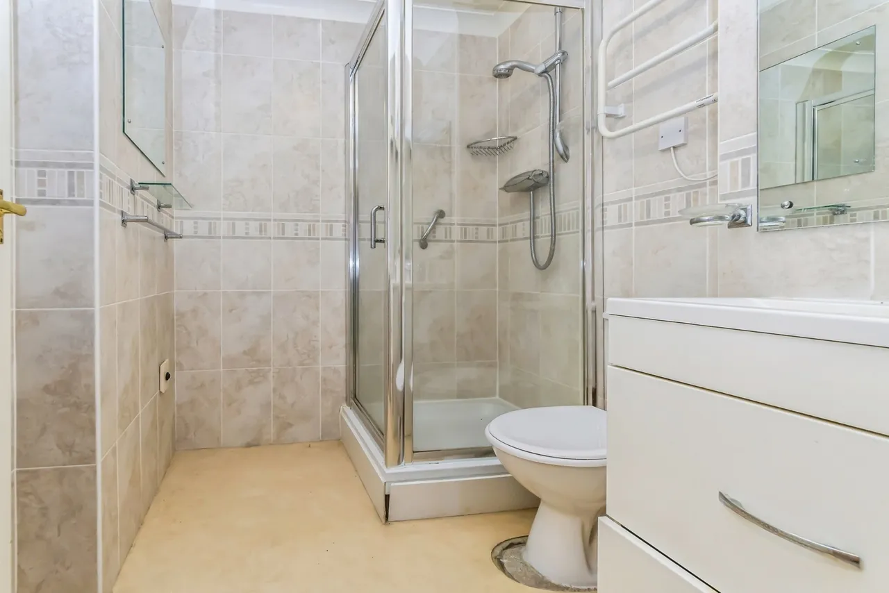 Hillcroft Court, Chaldon Road, Caterham, Surrey, CR3, photo 4