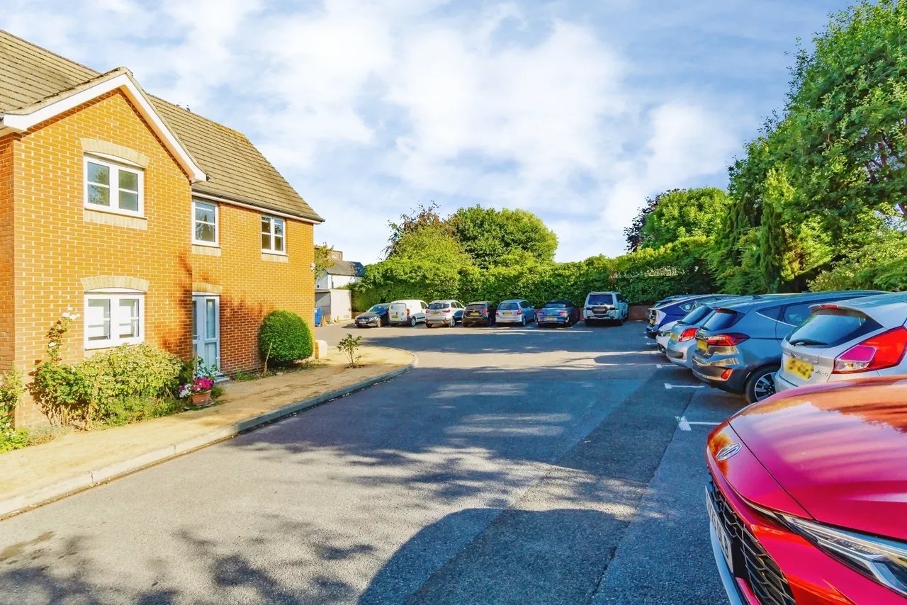 Hillcroft Court, Chaldon Road, Caterham, Surrey, CR3, photo 13