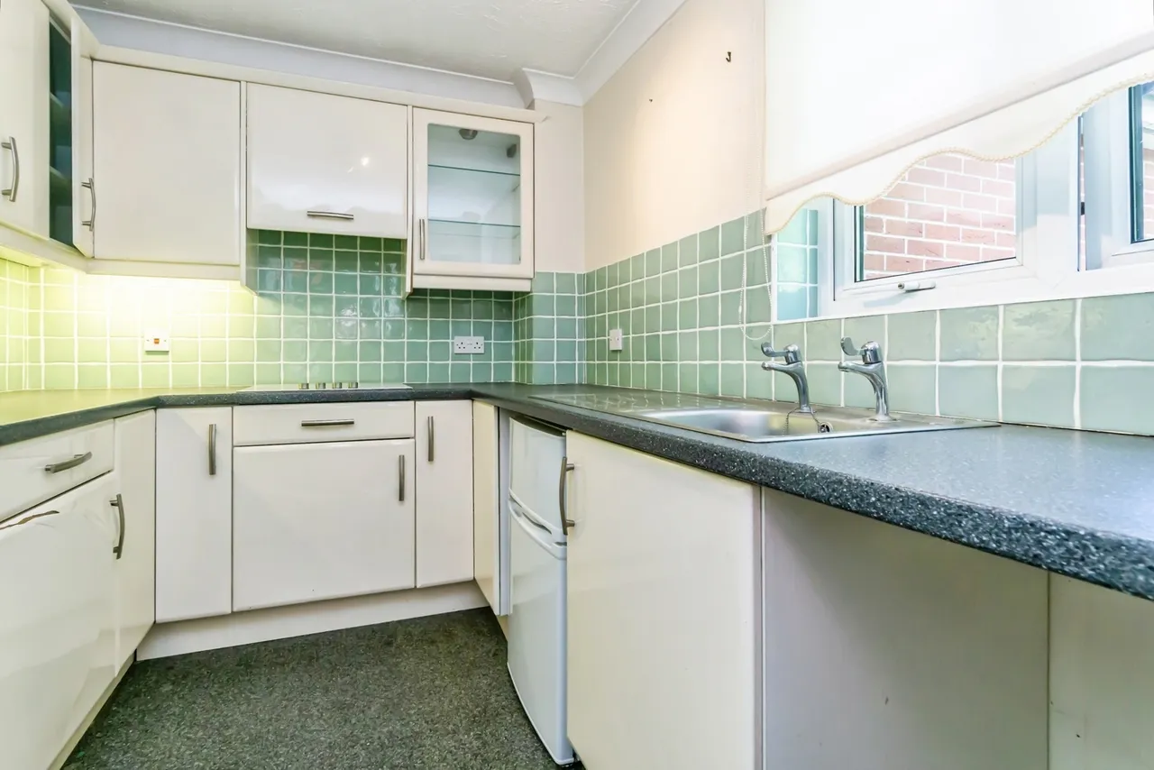 Hillcroft Court, Chaldon Road, Caterham, Surrey, CR3, photo 3