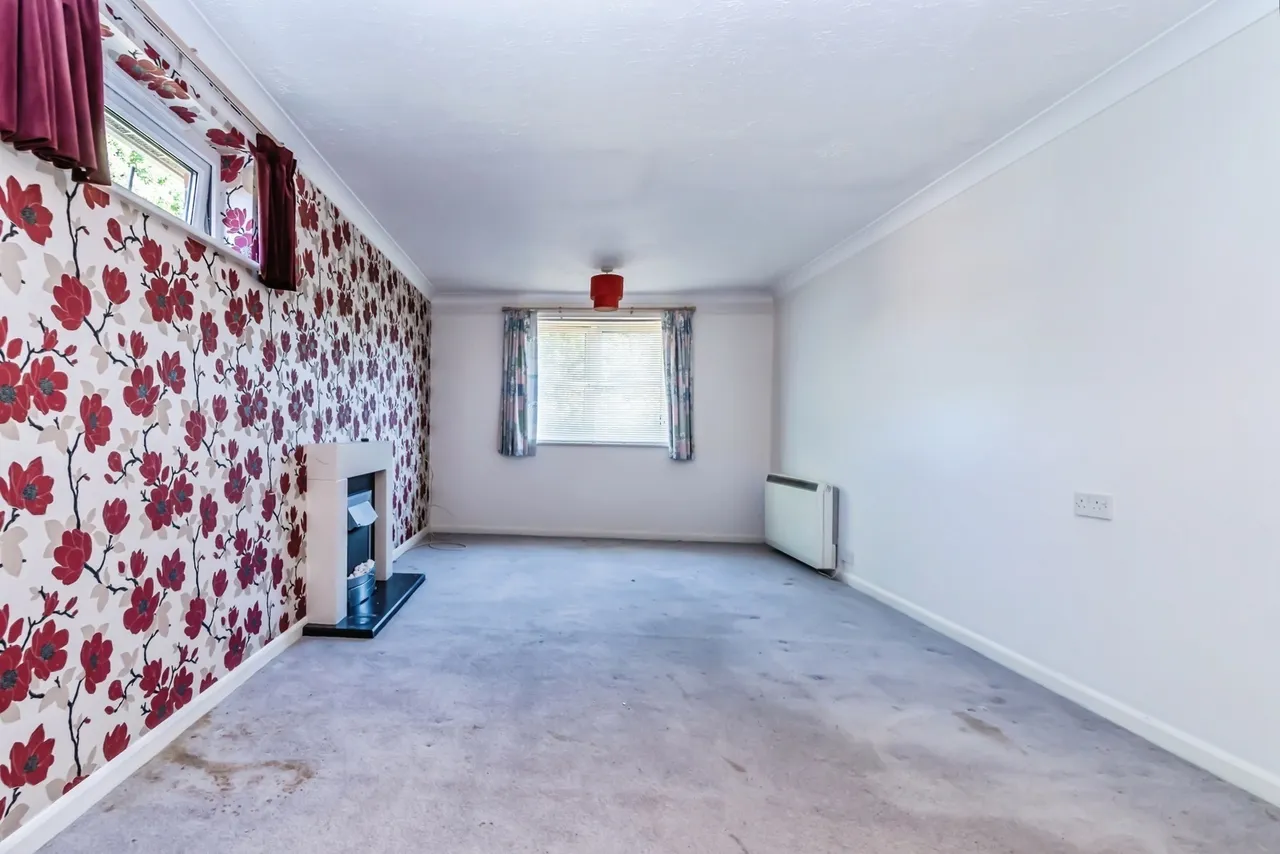 Hillcroft Court, Chaldon Road, Caterham, Surrey, CR3, photo 2