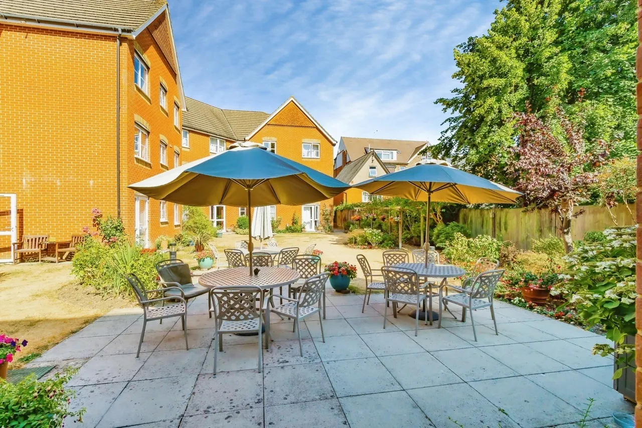 Hillcroft Court, Chaldon Road, Caterham, Surrey, CR3, photo 7