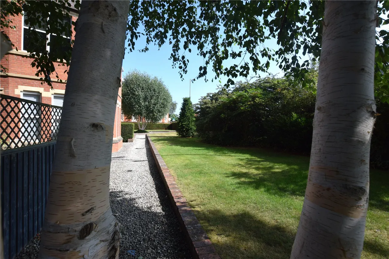 Farnborough Road, Farnborough, Hampshire, GU14 7JG, photo 4
