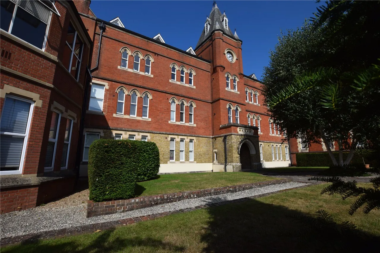 2 bed flat for sale — Farnborough Road, Farnborough, Hampshire, GU14 7JG