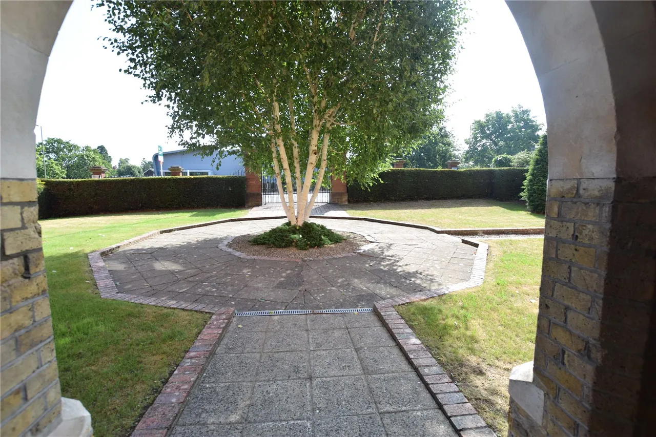 Farnborough Road, Farnborough, Hampshire, GU14 7JG, photo 3