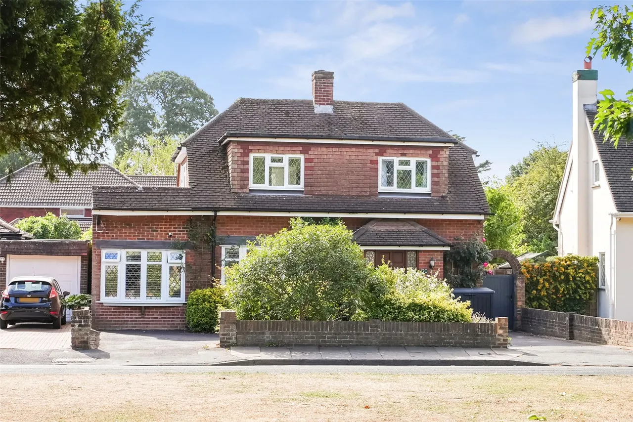 4 bed house for sale — Hawkewood Road, Lower Sunbury, TW16 6HH