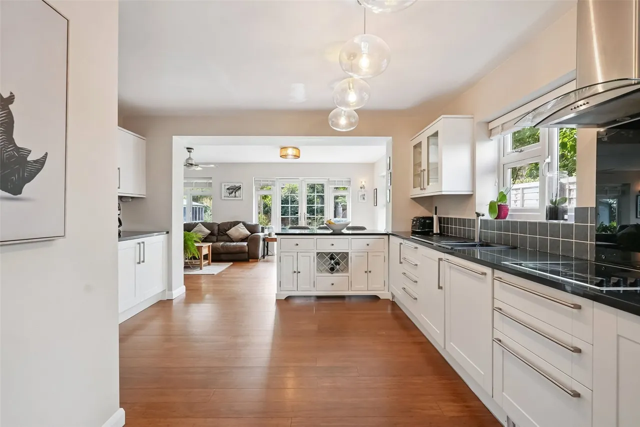 Hawkewood Road, Lower Sunbury, TW16 6HH, photo 3