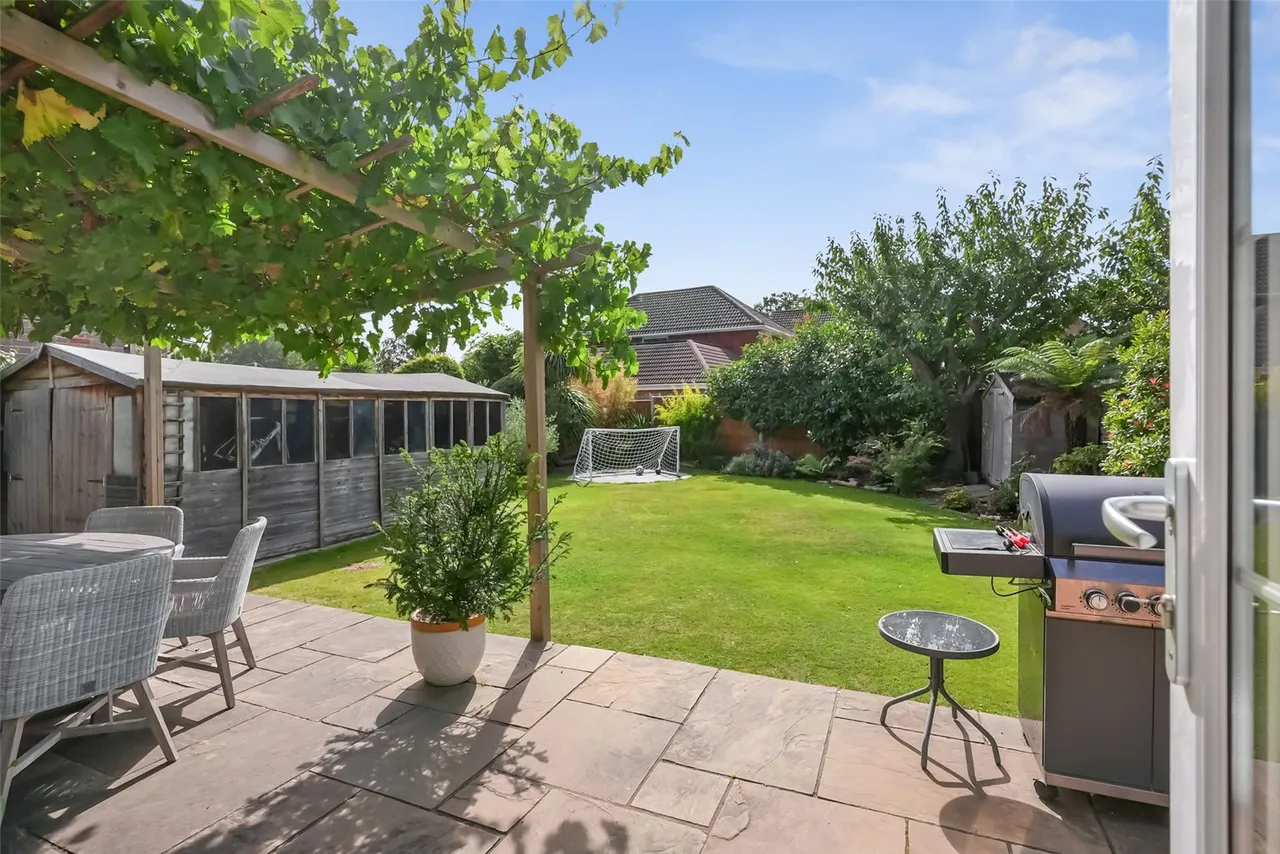 Hawkewood Road, Lower Sunbury, TW16 6HH, photo 2