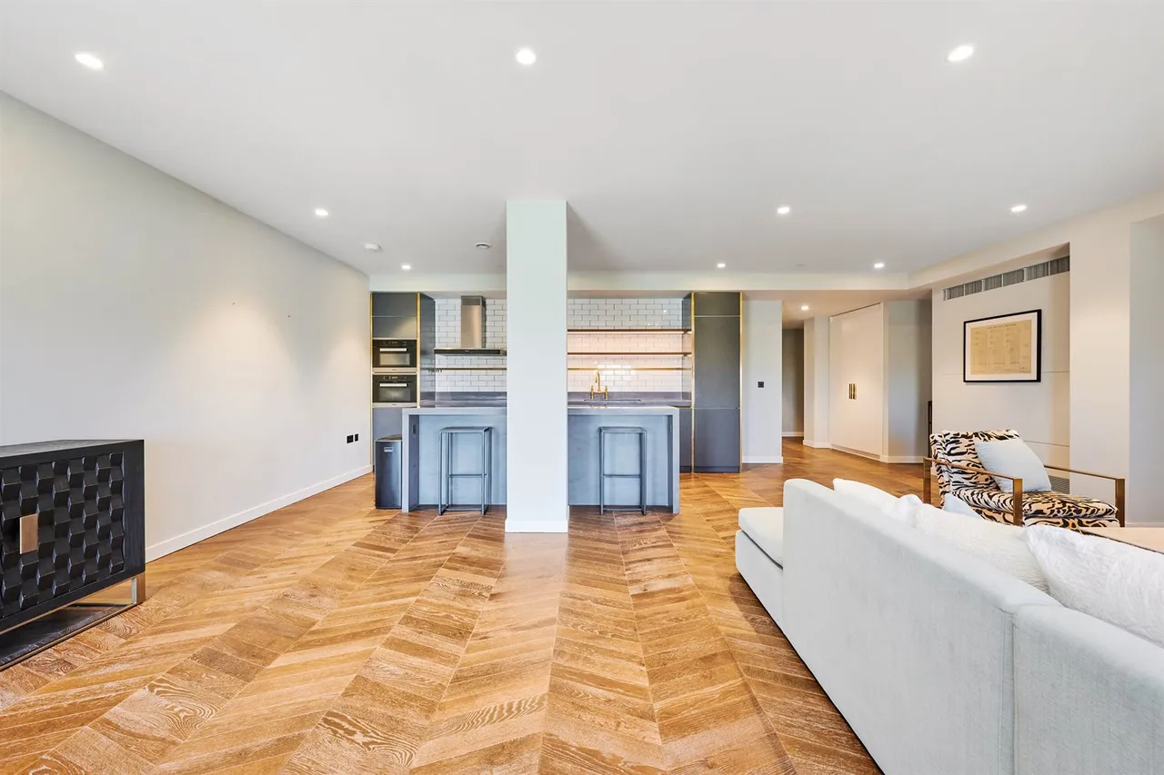 Circus Road West, London, SW11, photo 12