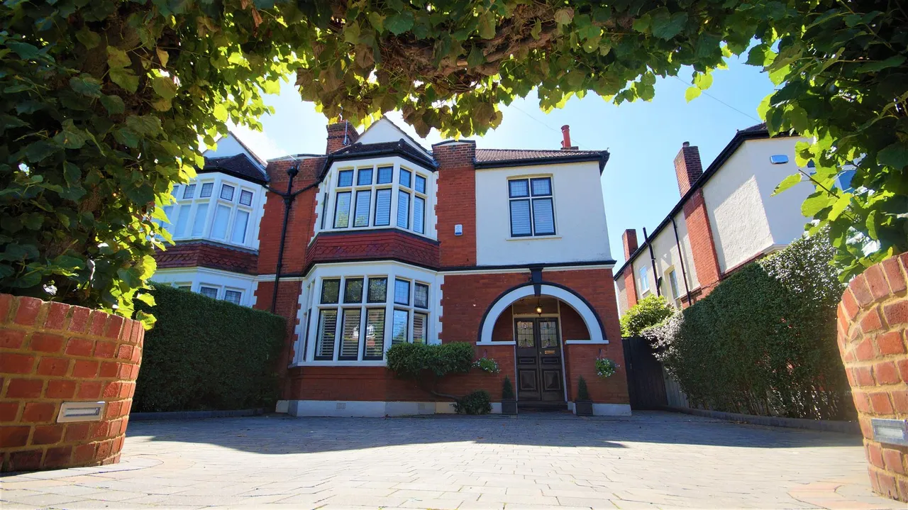 Algers Road, Loughton, photo 3