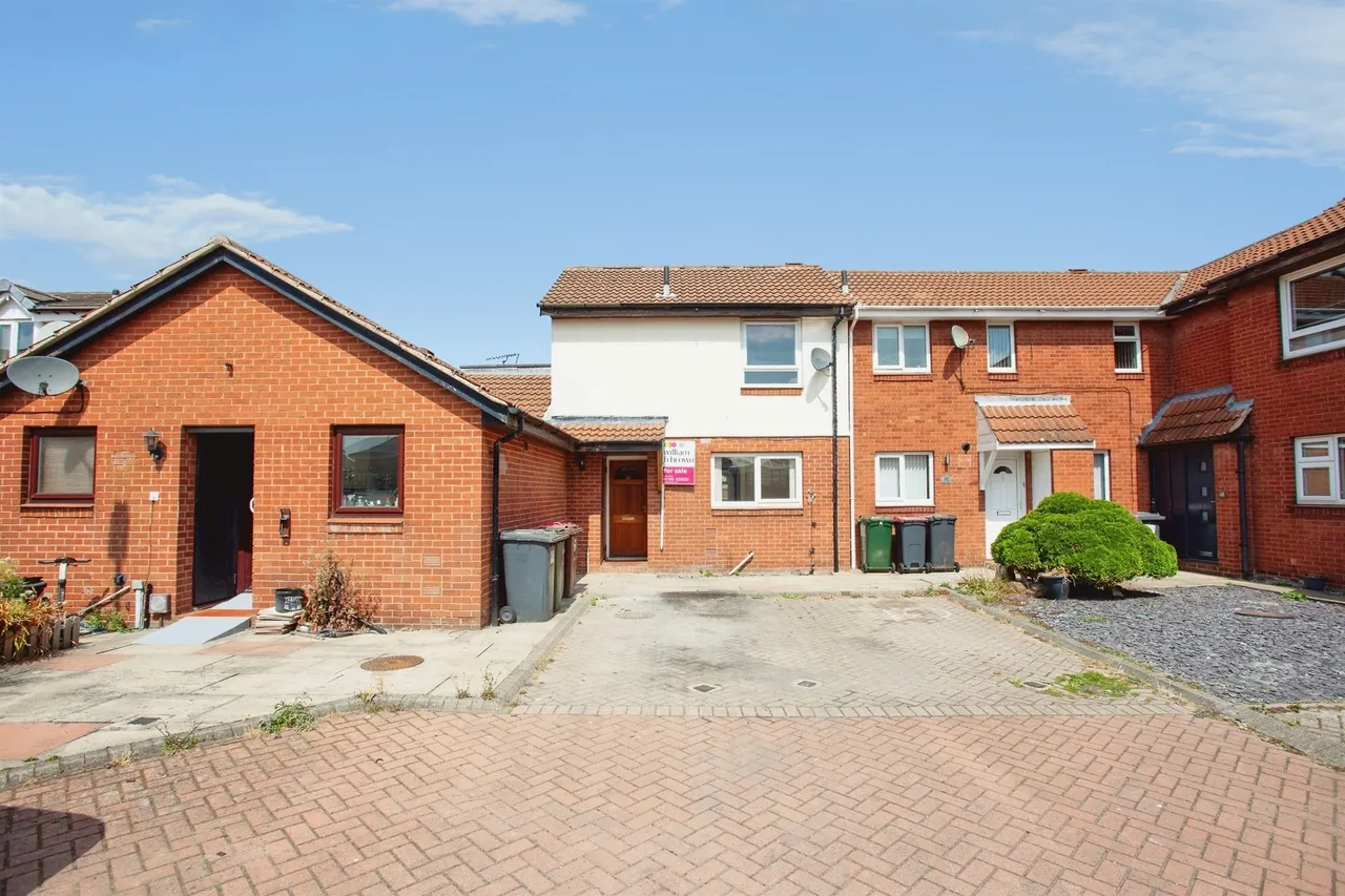 2 bed house for sale — Grasby Court, Bramley, Rotherham