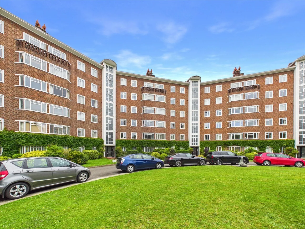 3 bed flat to rent, Queens Road, Richmond, TW10