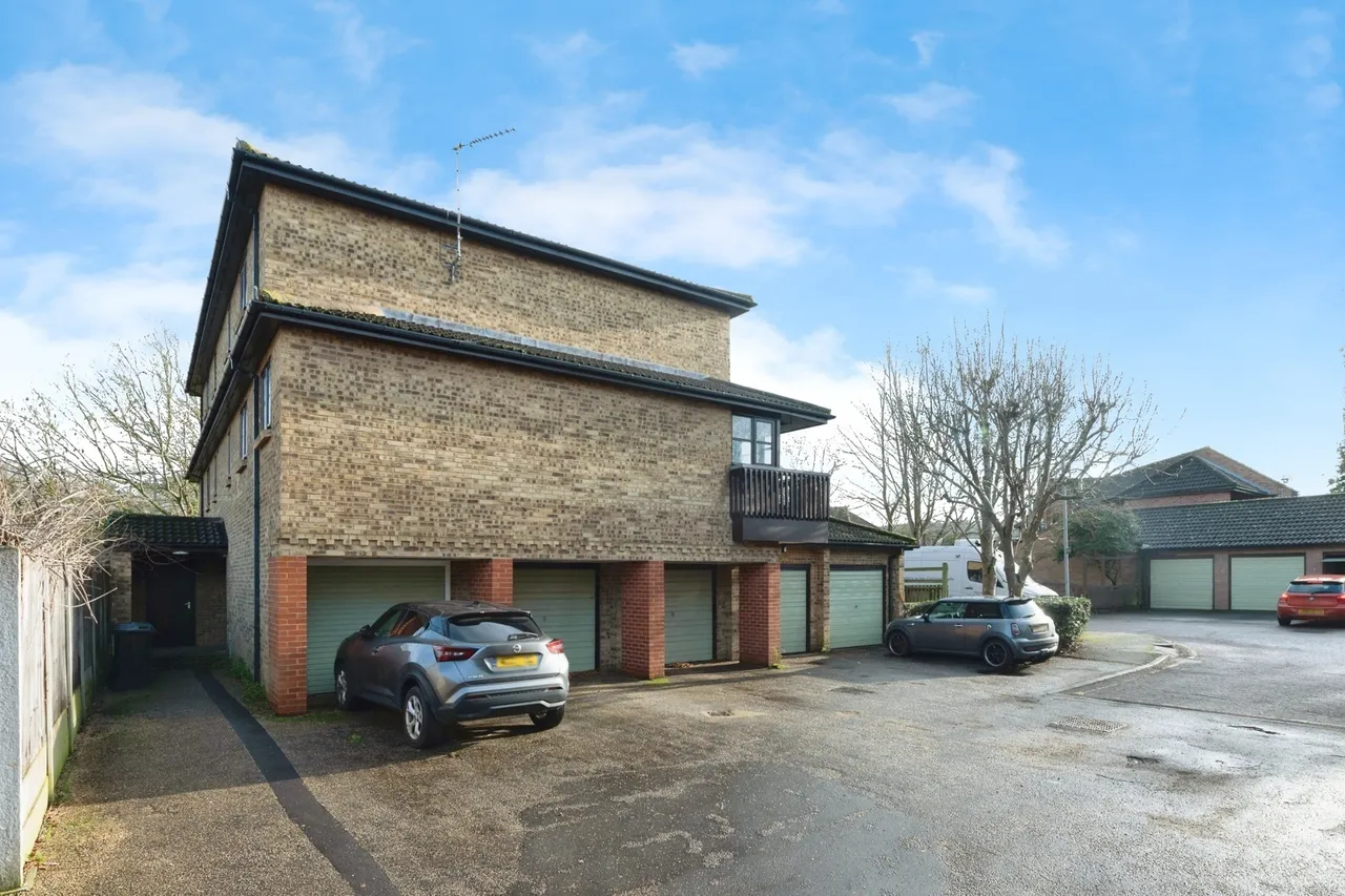 Courtney Park Road, Langdon Hills, Basildon, Essex, SS16, photo 2