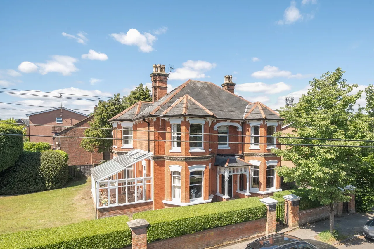 6 bed house for sale — Cargate Avenue, Aldershot, GU11