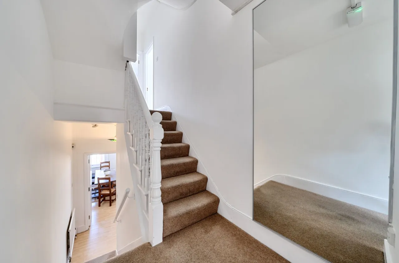 Flat B, 24 Heyford Avenue, London, London, SW8 1ED, photo 4