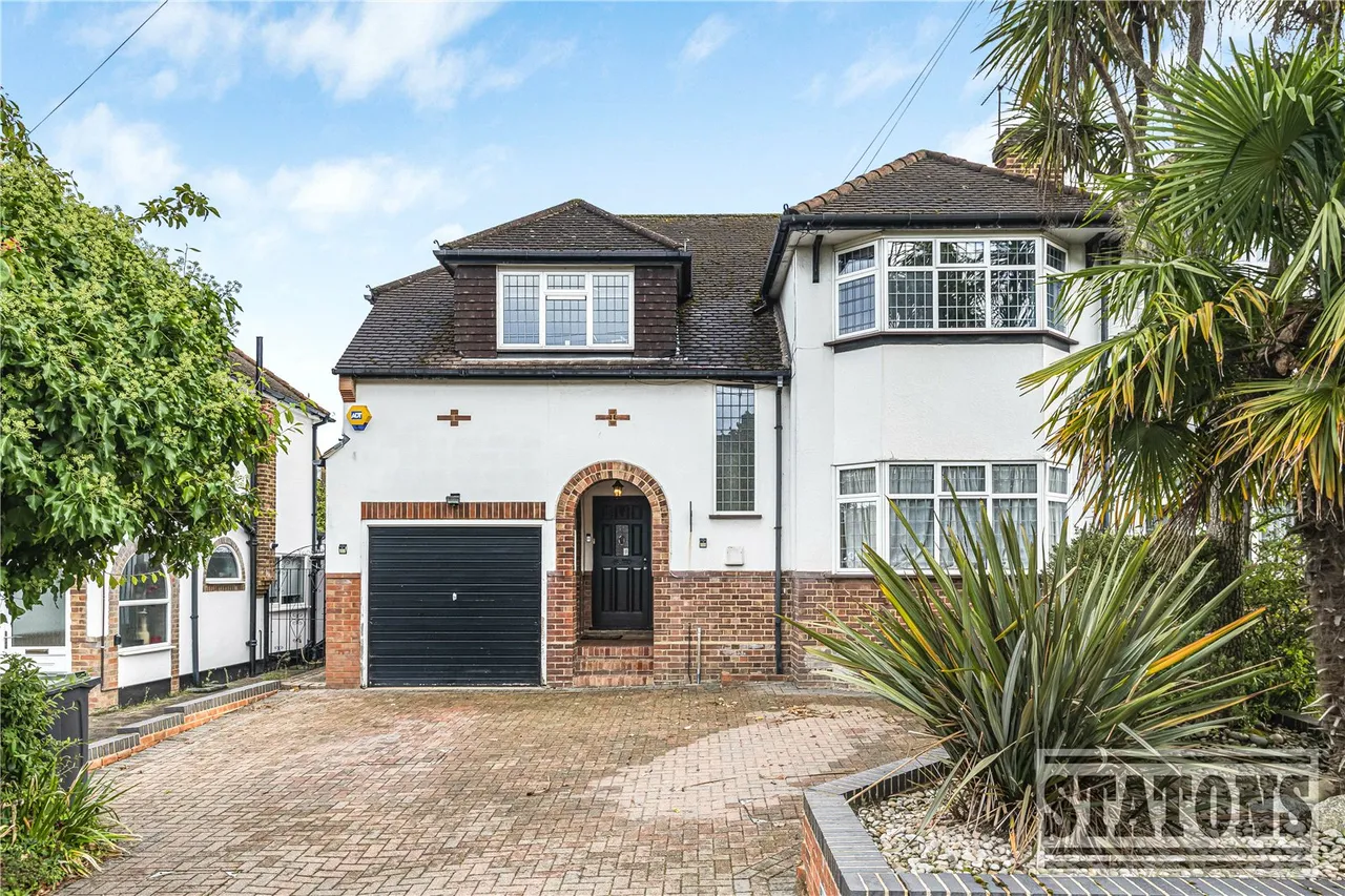 4 bed house for sale — South Lodge Drive, London, N14 4XH