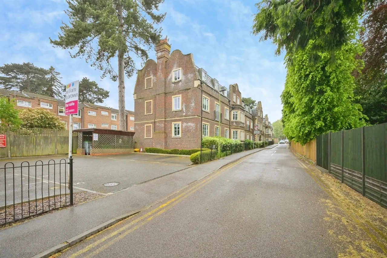 2 bed flat for sale — Esdaile Lane, Hoddesdon