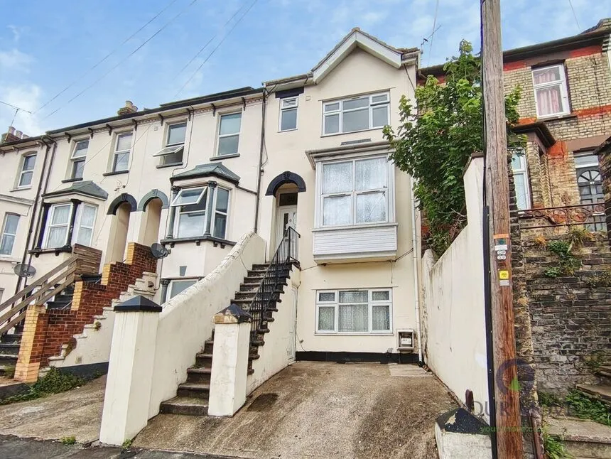 5 bed house for sale — Luton Road, Chatham, Kent, ME4