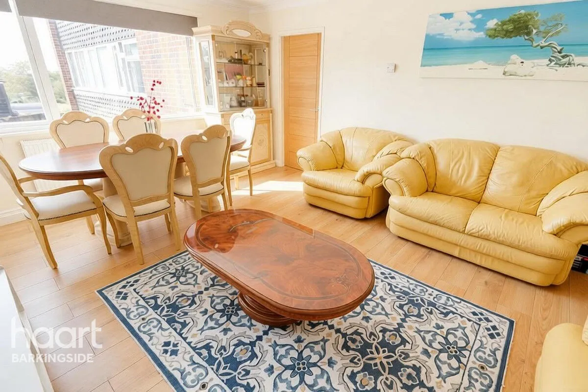 The Ridings, Chigwell, IG7, photo 2