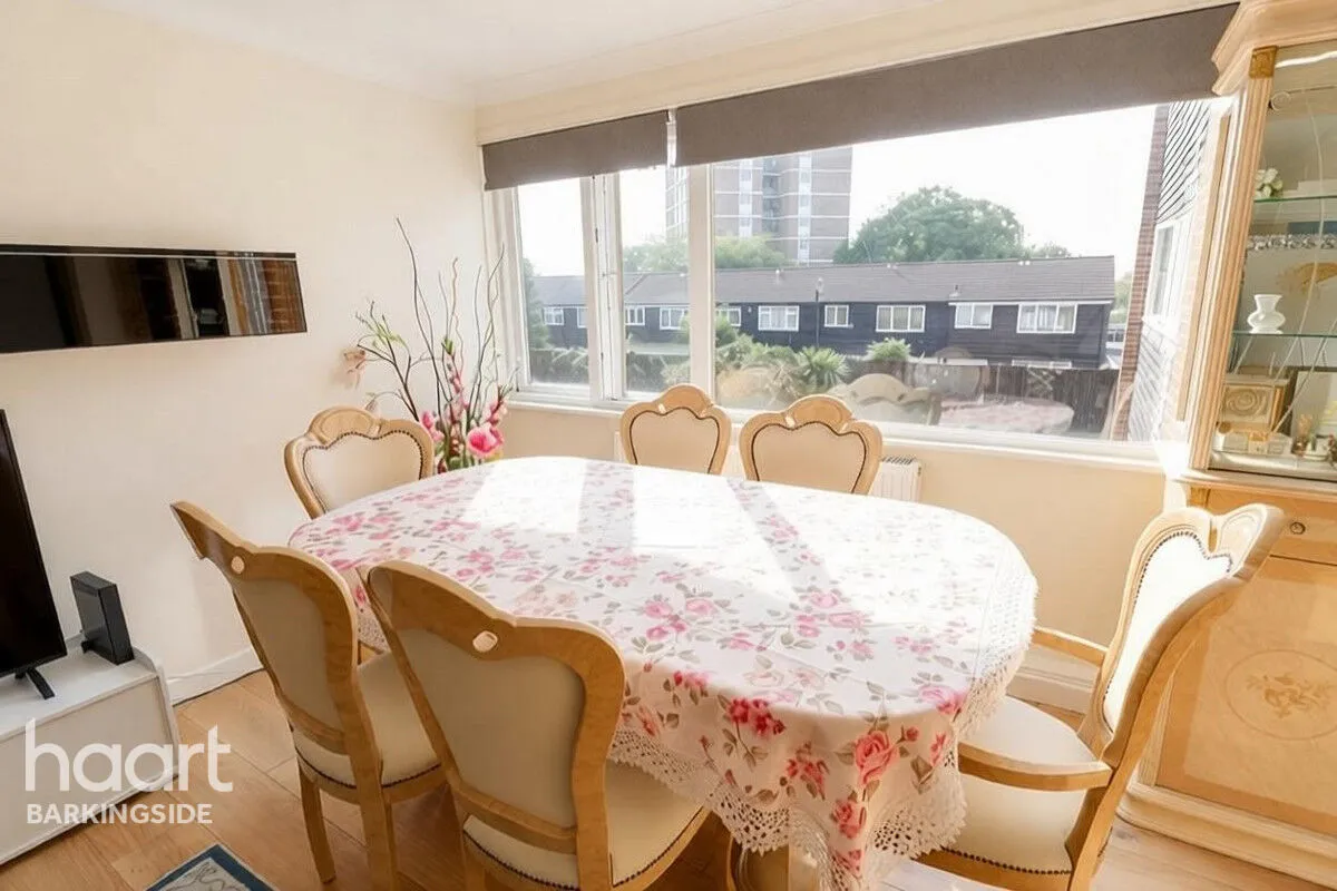 The Ridings, Chigwell, IG7, photo 3