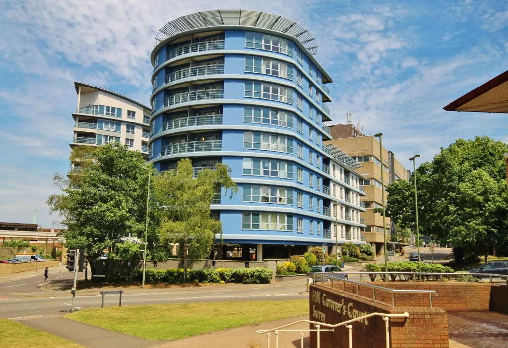 2 bed flat to rent, Oriental Road, Woking, GU22