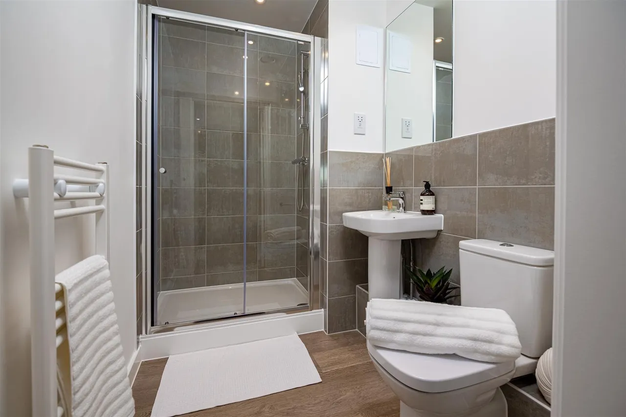Station Avenue, Walton Court, KT12, photo 9
