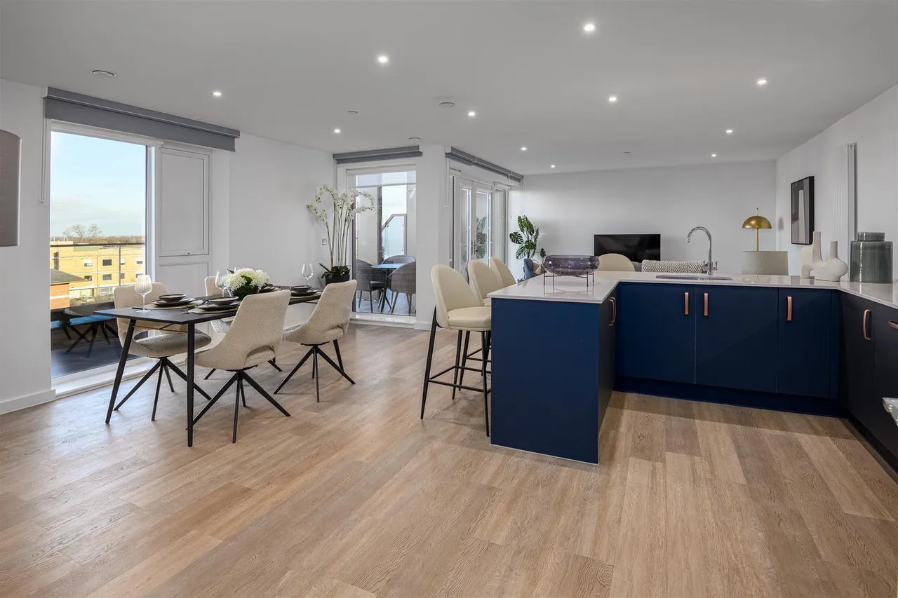 Station Avenue, Walton Court, KT12, photo 3