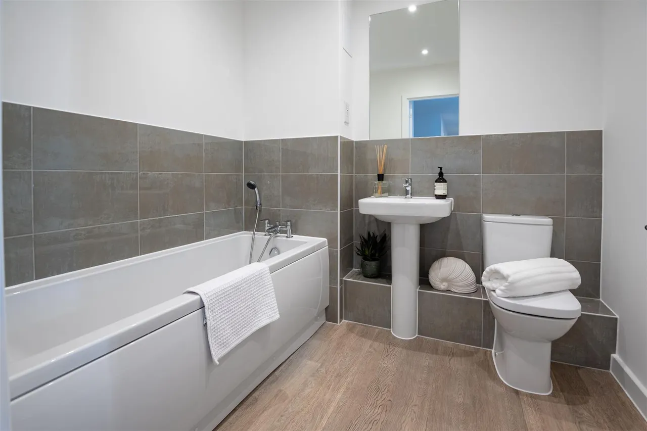 Station Avenue, Walton Court, KT12, photo 13