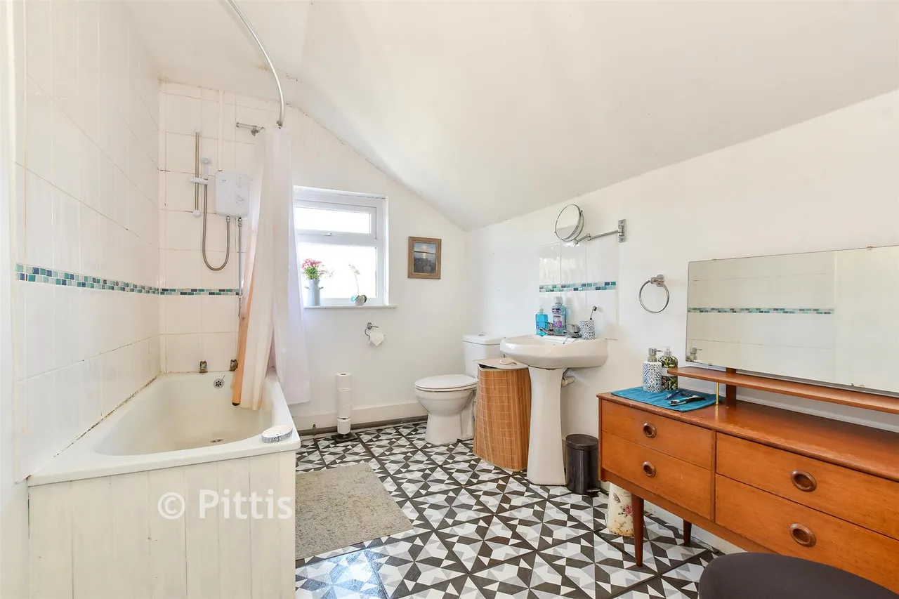 St. John's Road, Wroxall, PO38, photo 8