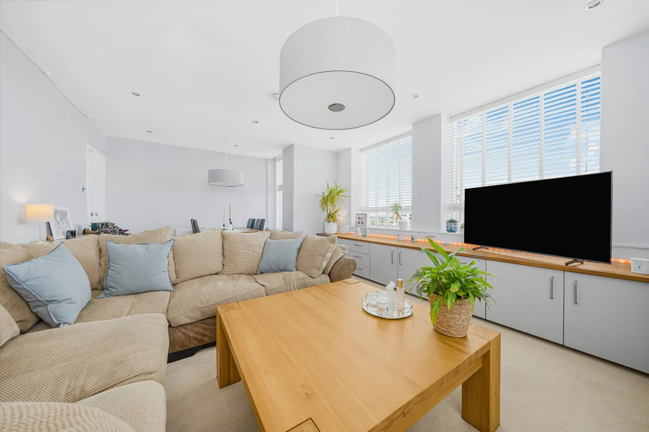 2 bed flat for sale, Wellington Close, Walton On Thames, KT12