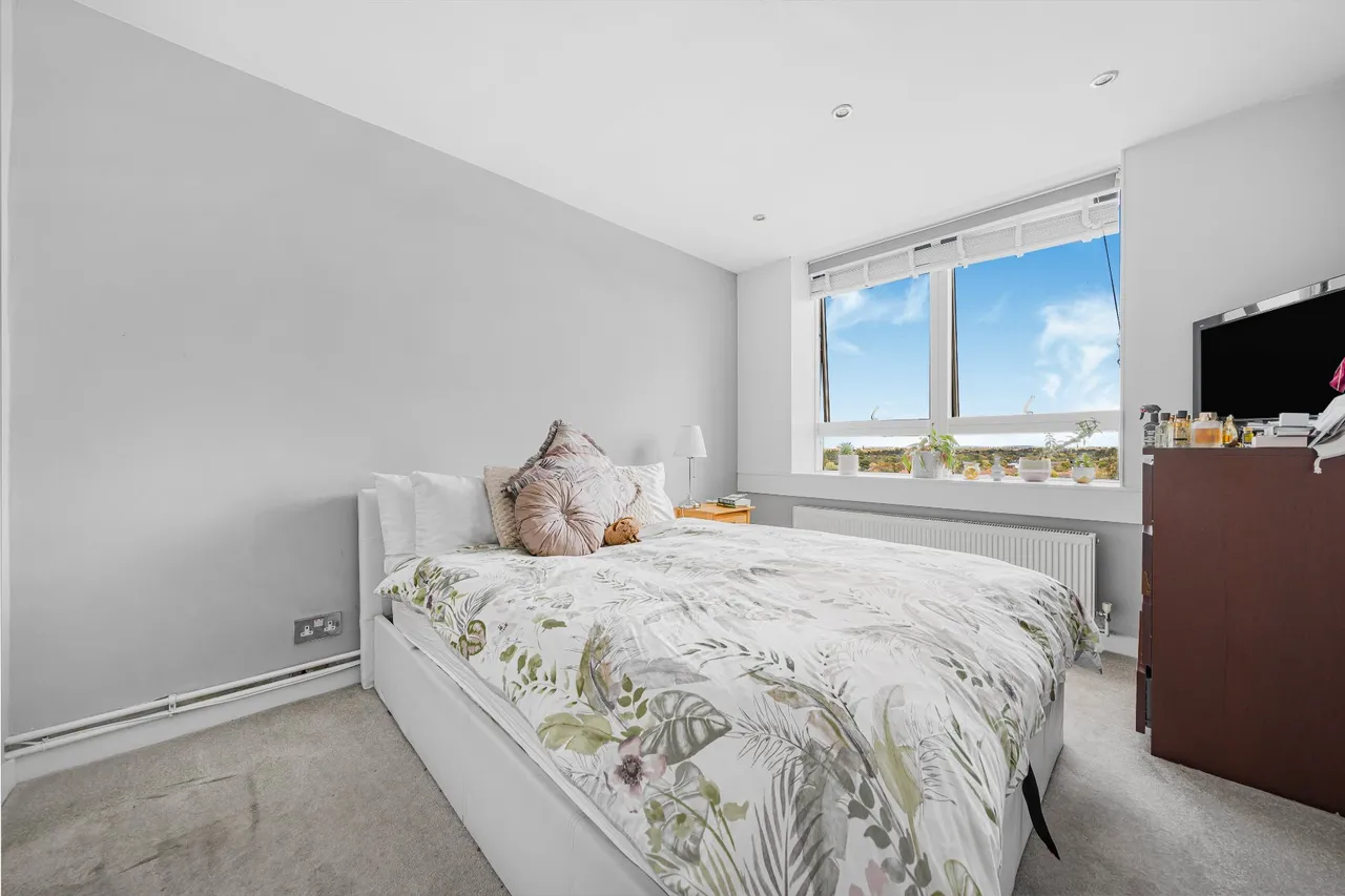 Wellington Close, Walton On Thames, KT12, photo 5