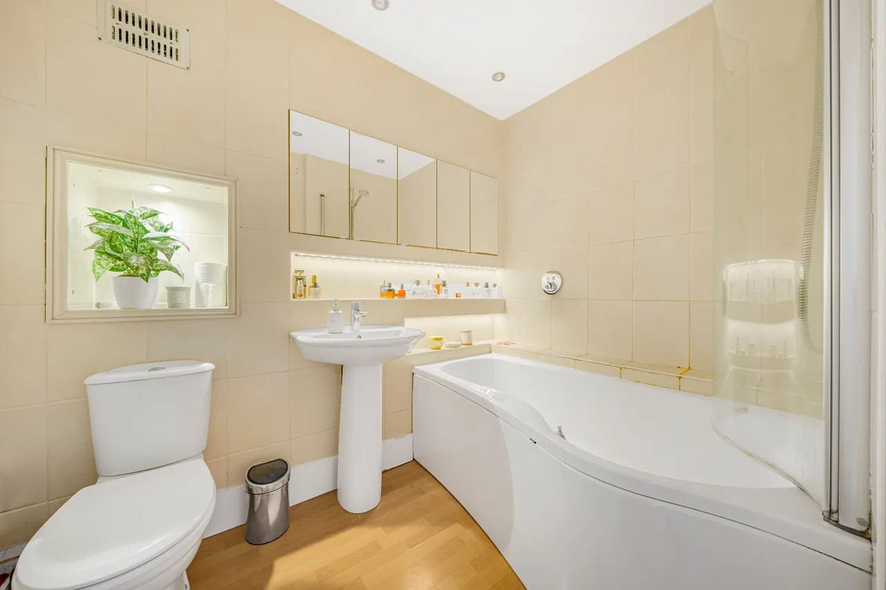 Wellington Close, Walton On Thames, KT12, photo 7
