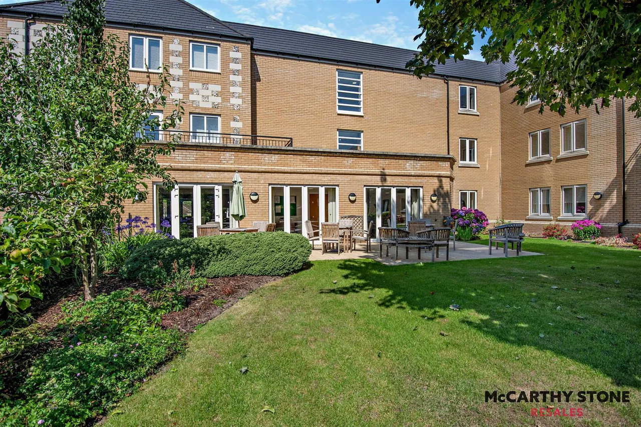 Hart Close, Wilton, SP2, photo 27
